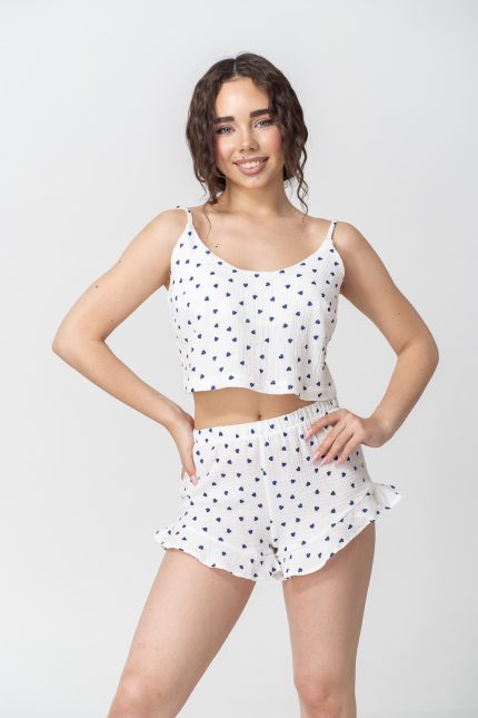 Жіночий комплект із мусліну: майка на бретельках та шорти з рюшою молочного кольору з принтом сині сердечка - Зображення 3
